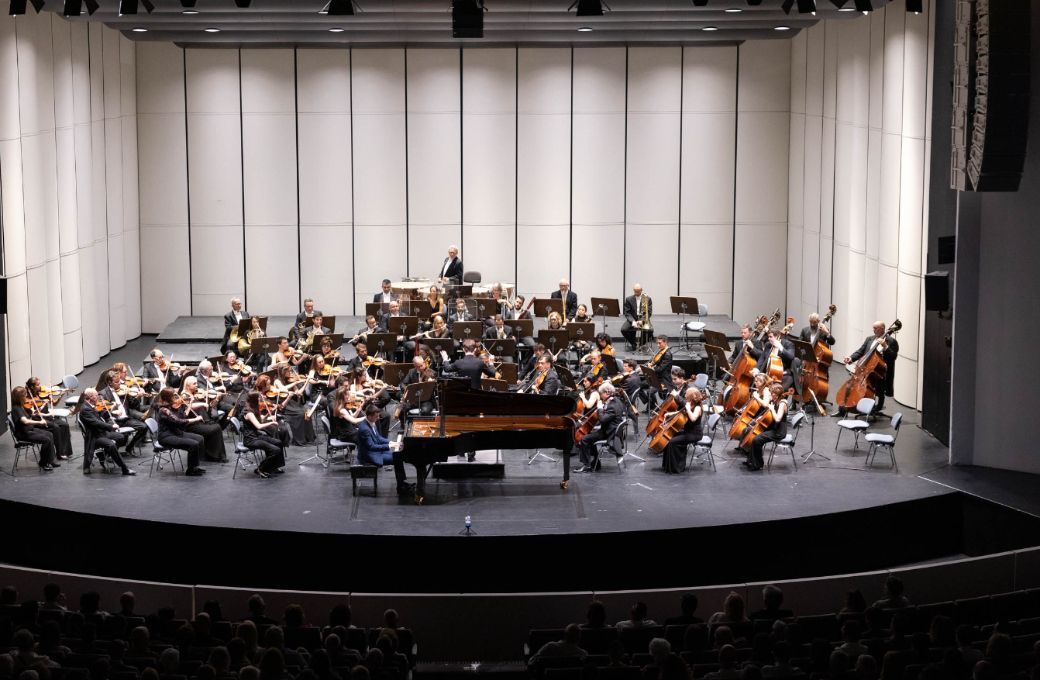 La Orquesta Sinfónica de Tenerife, Felix Mildenberger y el pianista Sandro Gegechkori © Miguel Barreto | Auditorio de Tenerife