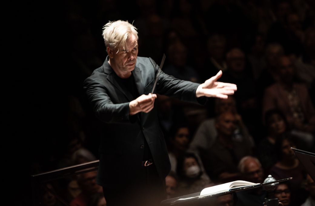 Hannu Lintu conducts the Netherlands Philharmonic Orchestra © Melle Meivogel