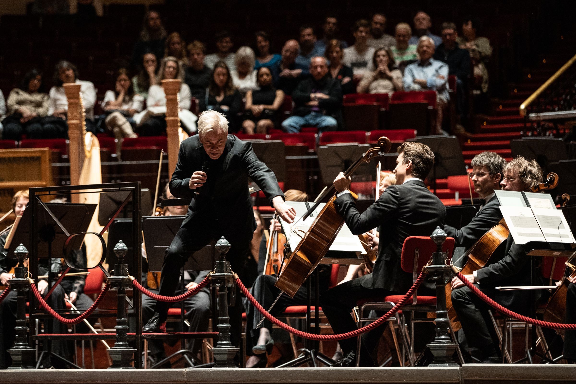 Hannu Lintu demonstrating © Melle Meivogel