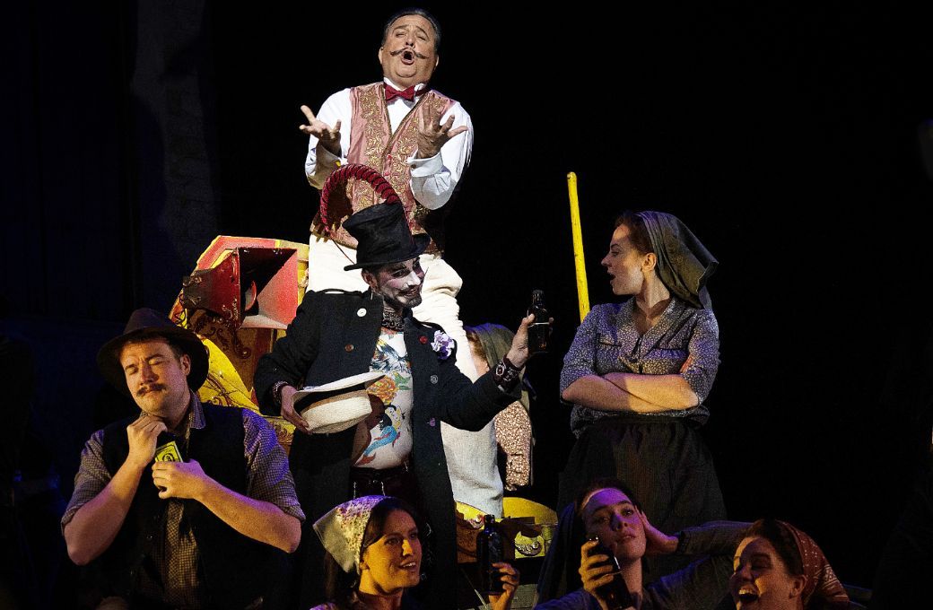 Renato Girolami (Dulcamara), Maxime Nourissat (Dulcamara's assistant) and the Glyndebourne Chorus &copy; Glyndebourne Productions Ltd. Photographer: Bill Knight