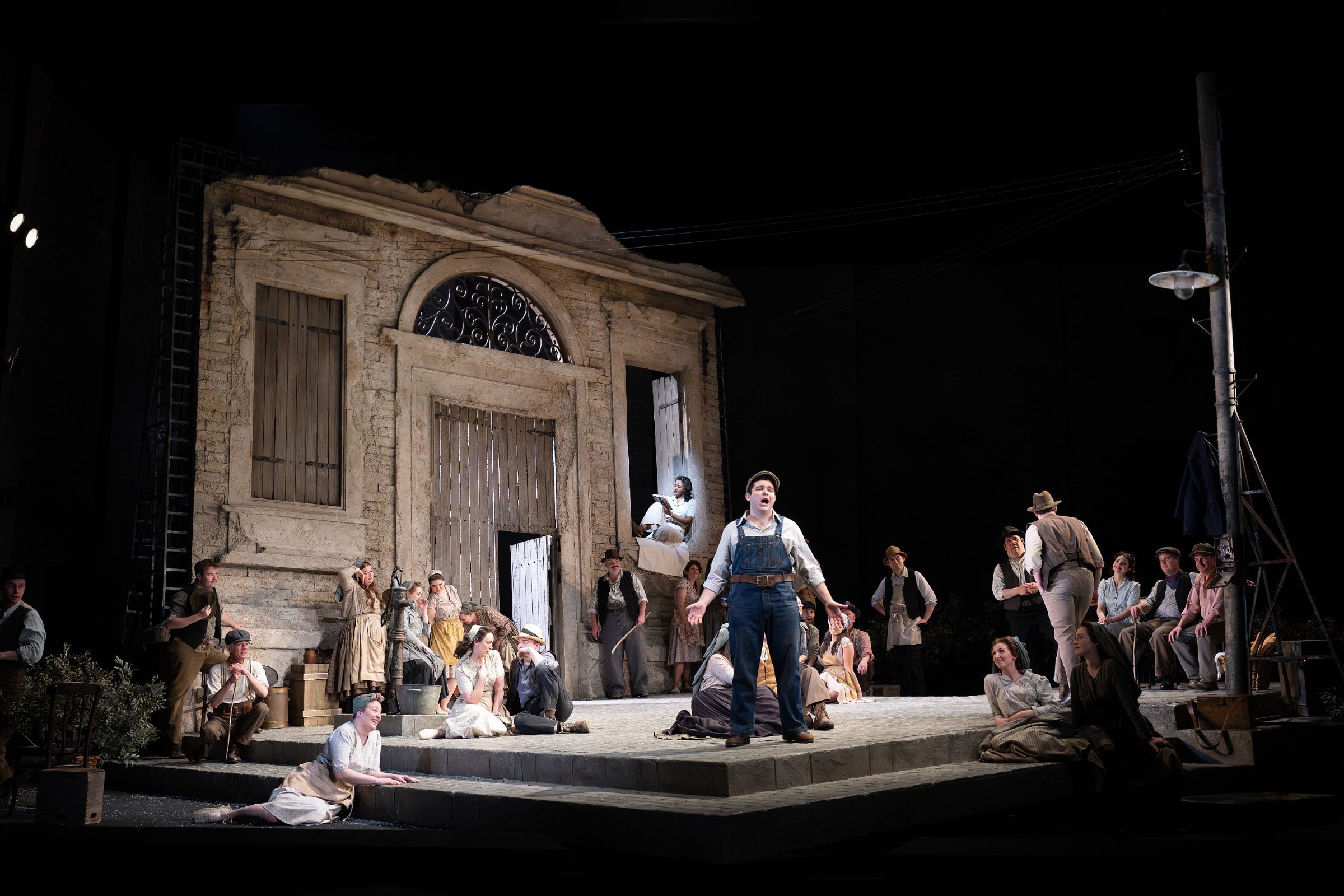 Matteo Desole (Nemorino), Nardus Williams (Adina) and members of the Glyndebourne Chorus &copy; Glyndebourne Productions Ltd. Photographer: Bill Knight
