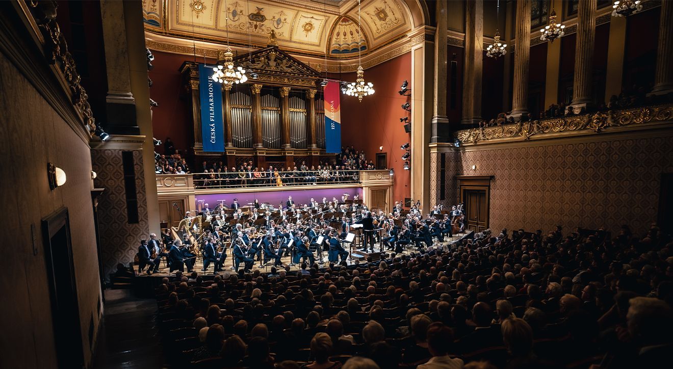 Semyon Bychkov conducting the Czech Philharmonic &copy; Petr Chodura