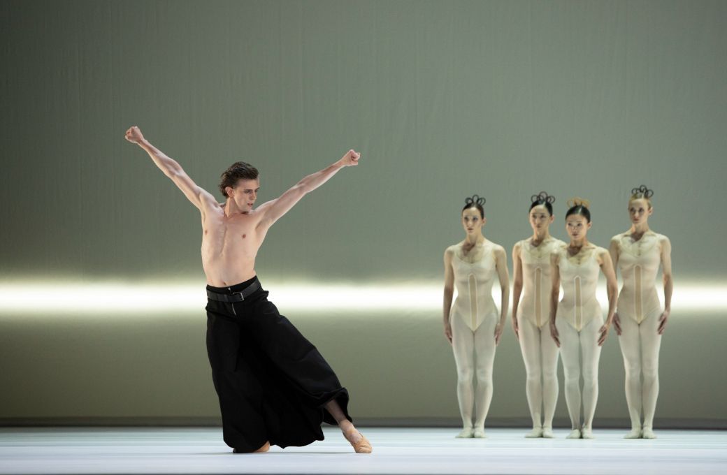 Polish National Ballet in Hans van Manen's <i>Grosse Fuge</i> &copy; Ewa Krasucka