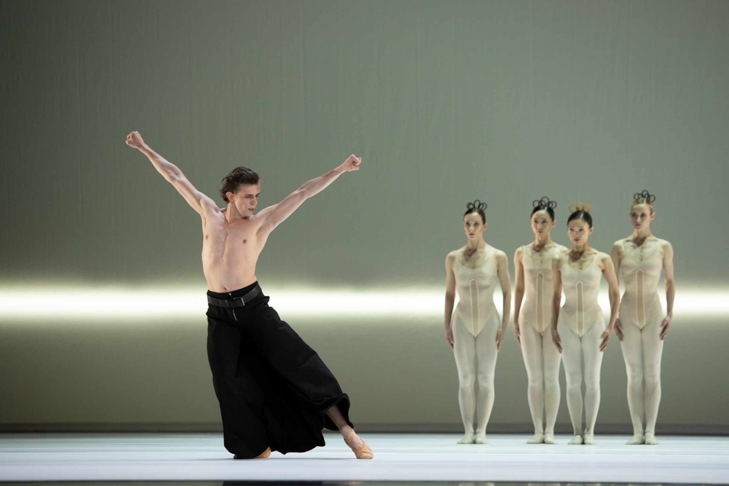 Polish National Ballet in Hans van Manen's <i>Grosse Fuge</i> &copy; Ewa Krasucka