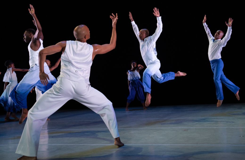 Alvin Ailey American Dance Theater in Ronald K. Brown's <i>Dancing Spirit</i> © Julieta Cervantes