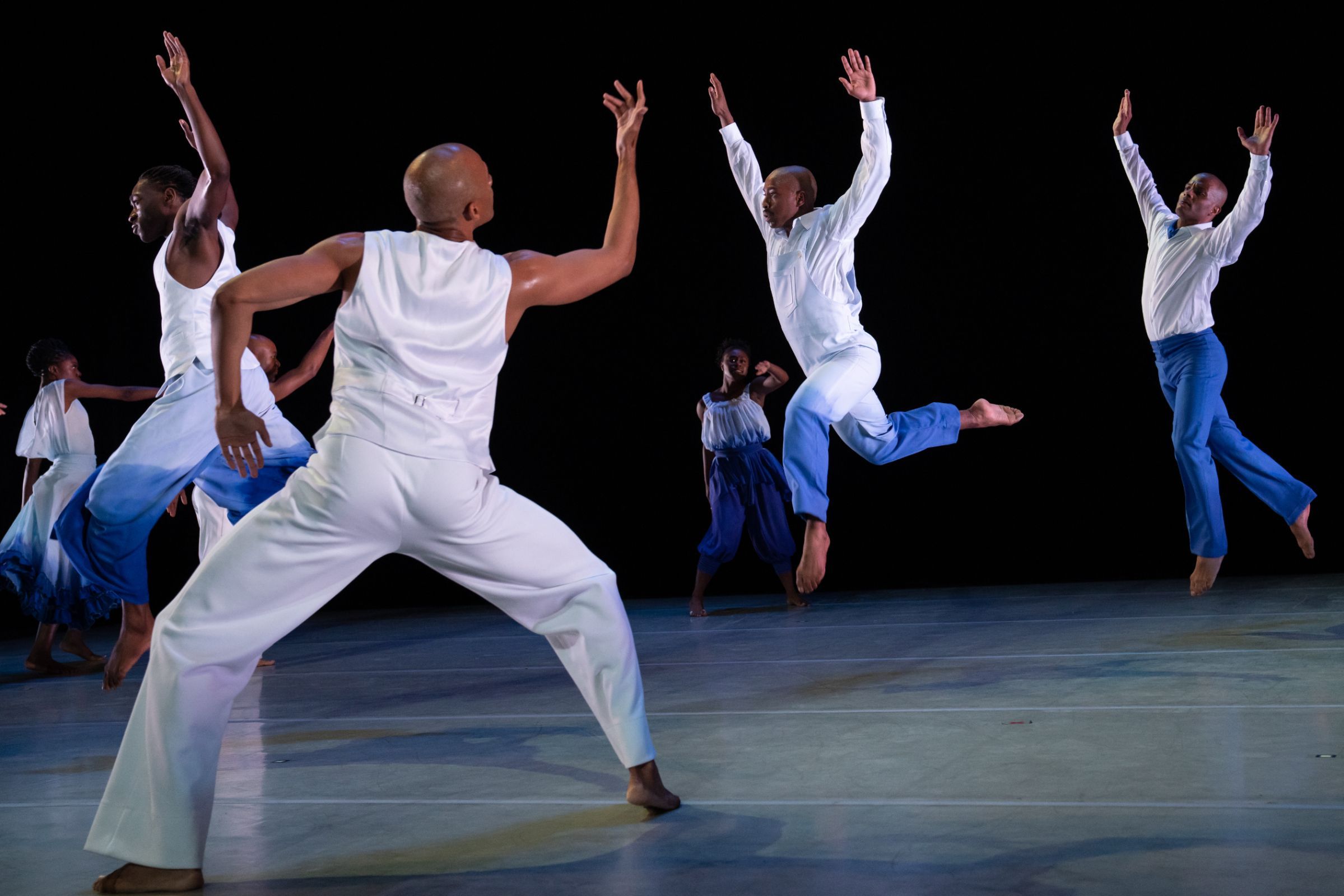 Alvin Ailey American Dance Theater in Ronald K. Brown's <i>Dancing Spirit</i> © Julieta Cervantes