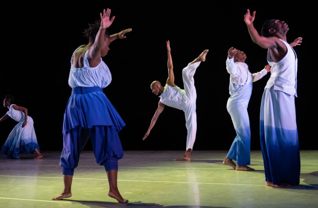 Alvin Ailey American Dance Theater in Ronald K. Brown's <i>Dancing Spirit</i> © Julieta Cervantes