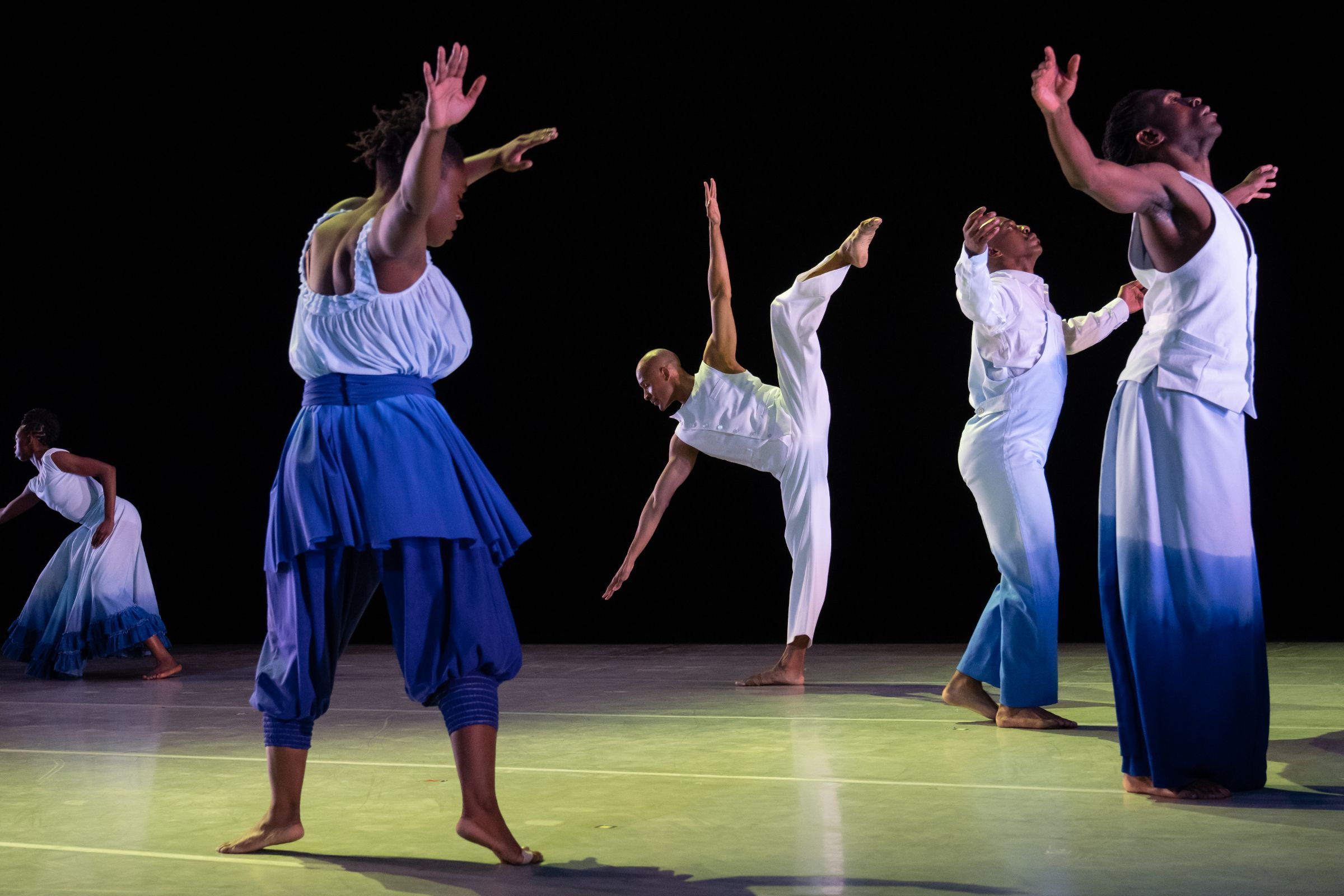 Alvin Ailey American Dance Theater in Ronald K. Brown's <i>Dancing Spirit</i> © Julieta Cervantes