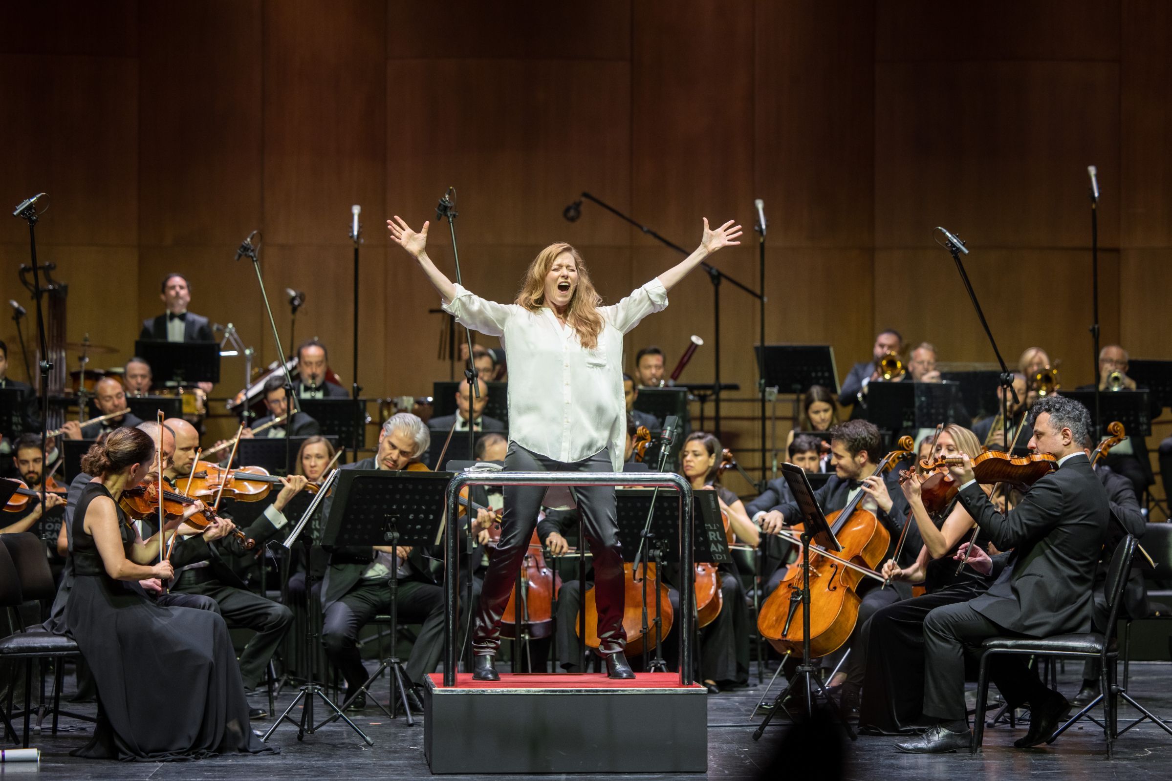 Barbara Hannigan and the Borusan Istanbul Philharmonic Orchestra &copy; Mühenna Kahveci