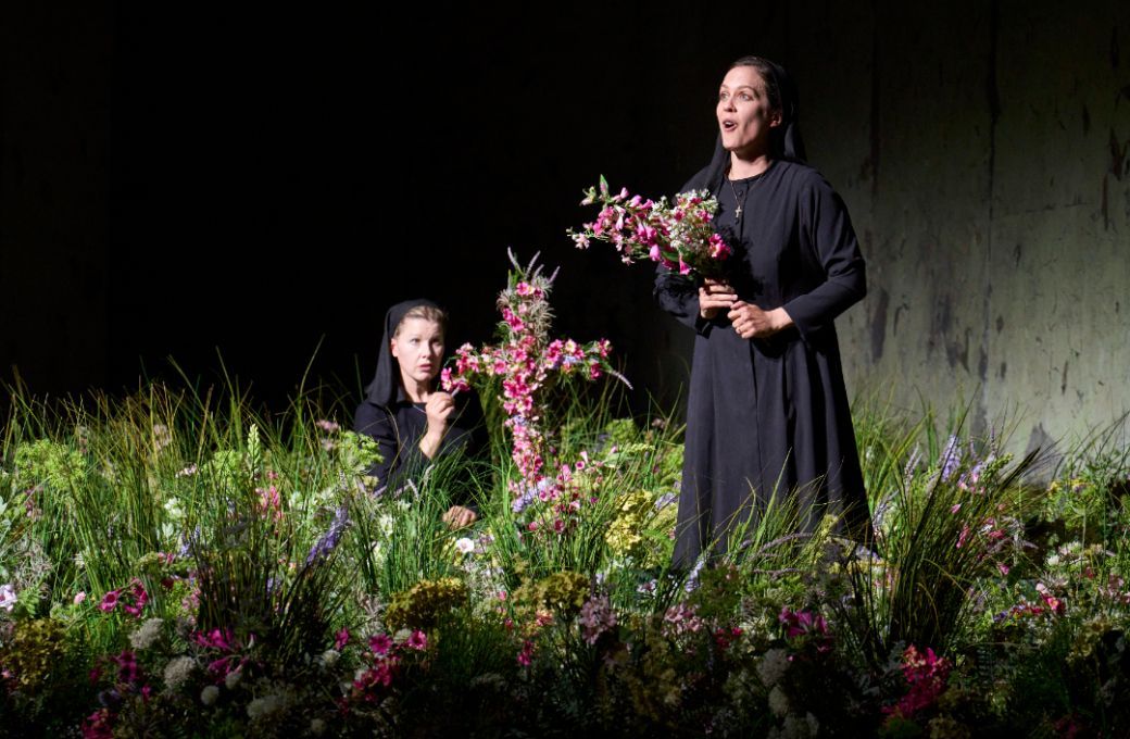 Sally Matthews (Blanche) and Florie Valiquette (Sœur Constance) © Glyndebourne Productions Ltd, Photo: Richard Hubert Smith