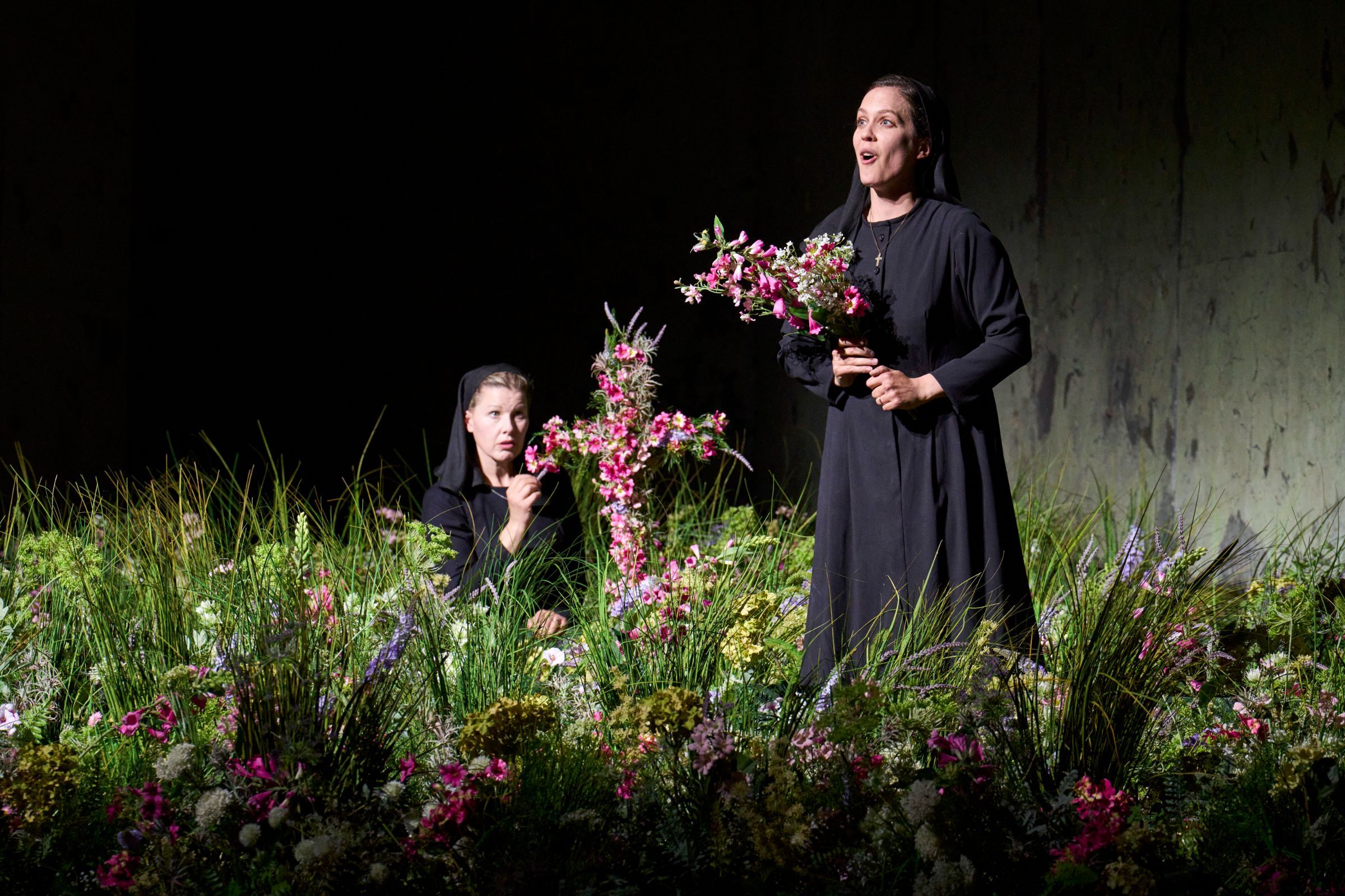 Sally Matthews (Blanche) and Florie Valiquette (Sœur Constance) © Glyndebourne Productions Ltd, Photo: Richard Hubert Smith