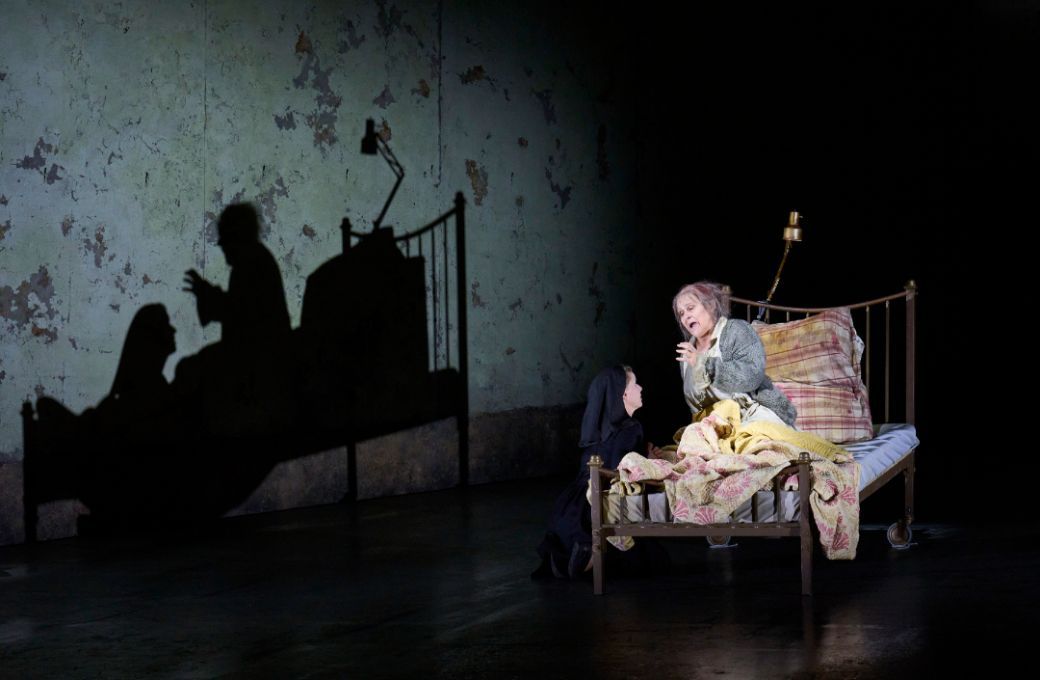 Sally Matthews (Blanche) and Katarina Dalayman (Mme de Croissy) © Glyndebourne Productions Ltd, Photo: Richard Hubert Smith