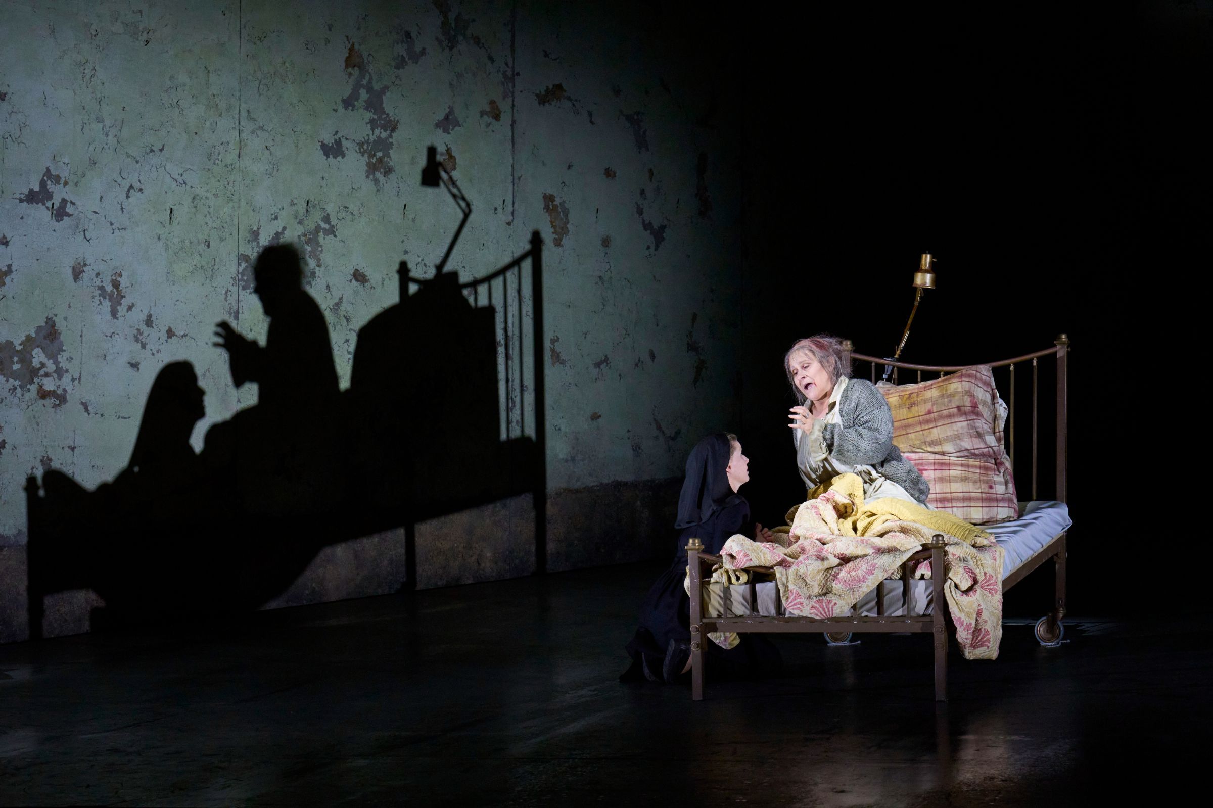 Sally Matthews (Blanche) and Katarina Dalayman (Mme de Croissy) © Glyndebourne Productions Ltd, Photo: Richard Hubert Smith