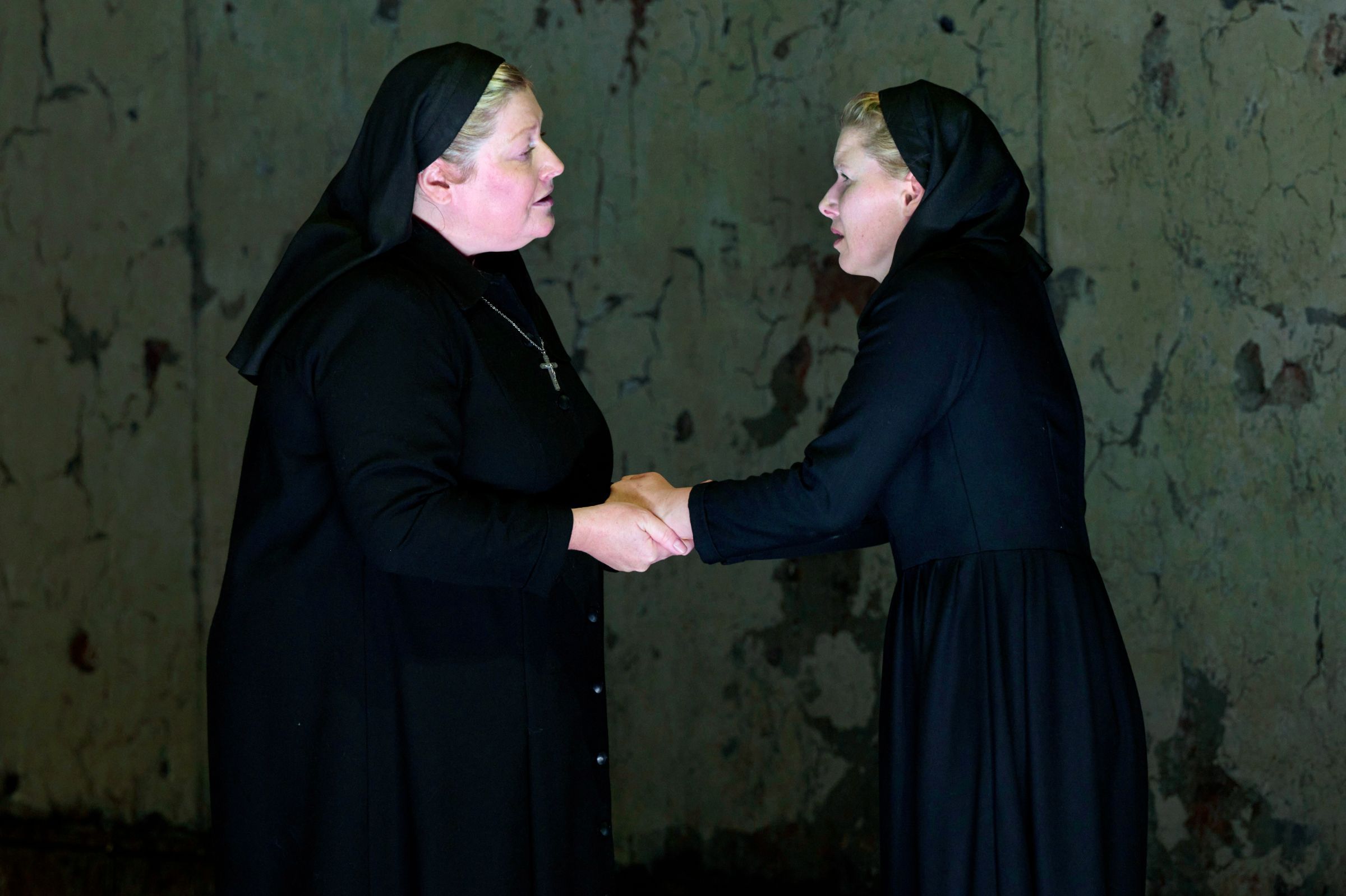 Karen Cargill (Mère Marie) and Sally Matthews (Blanche) © Glyndebourne Productions Ltd, Photo: Richard Hubert Smith