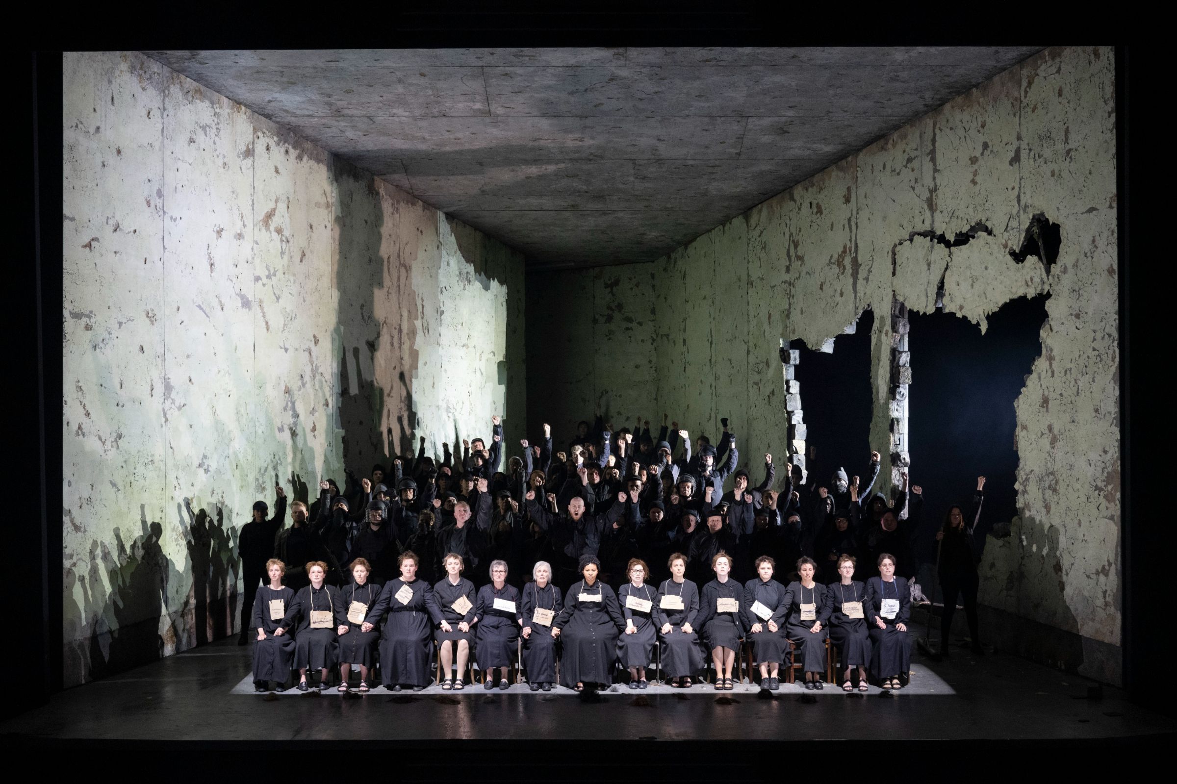 <i>Dialogues des Carmélites</i>, Act 3 © Glyndebourne Productions Ltd, Photo: Richard Hubert Smith