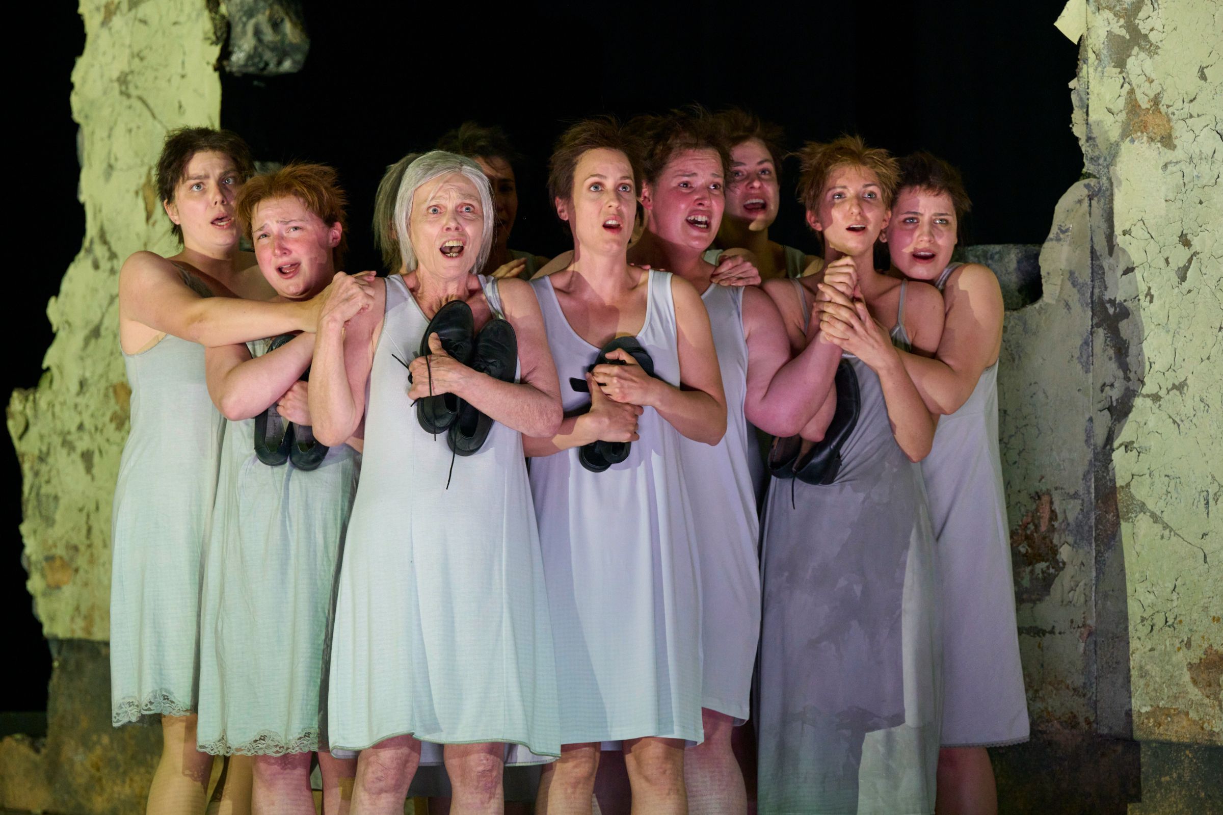 <i>Dialogues des Carmélites</i>, Act 3 © Glyndebourne Productions Ltd, Photo: Richard Hubert Smith