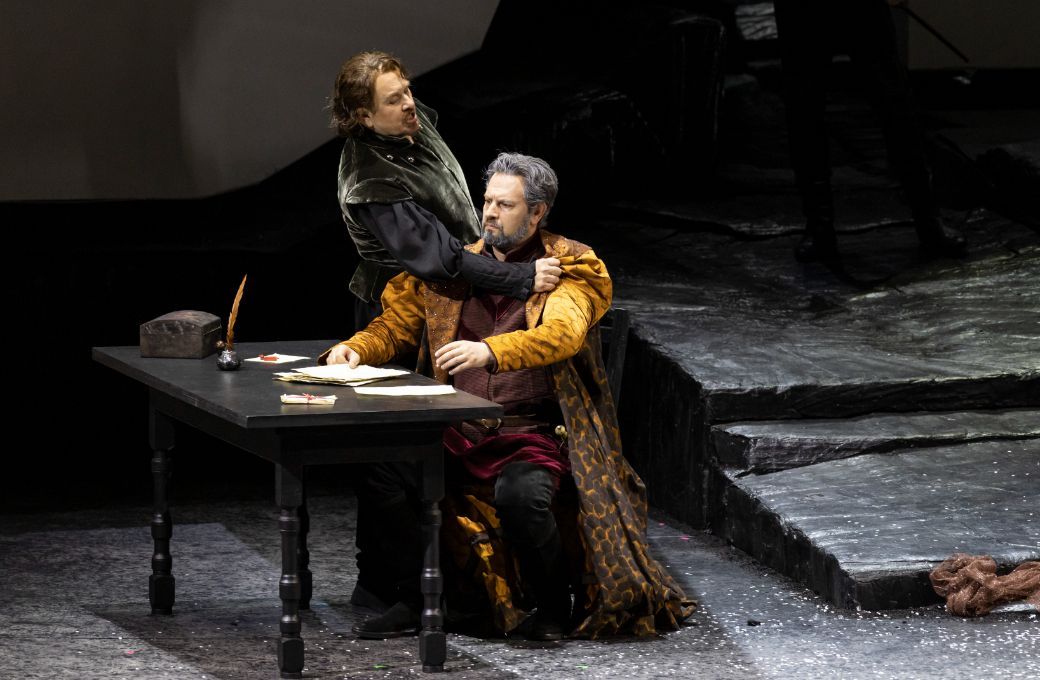 Franco Vassallo (Don Carlo), Evgeny Stavinsky (Don Ruy Gomez de Silva) &copy; Miguel Lorenzo &amp; Mikel Ponce | Les Arts
