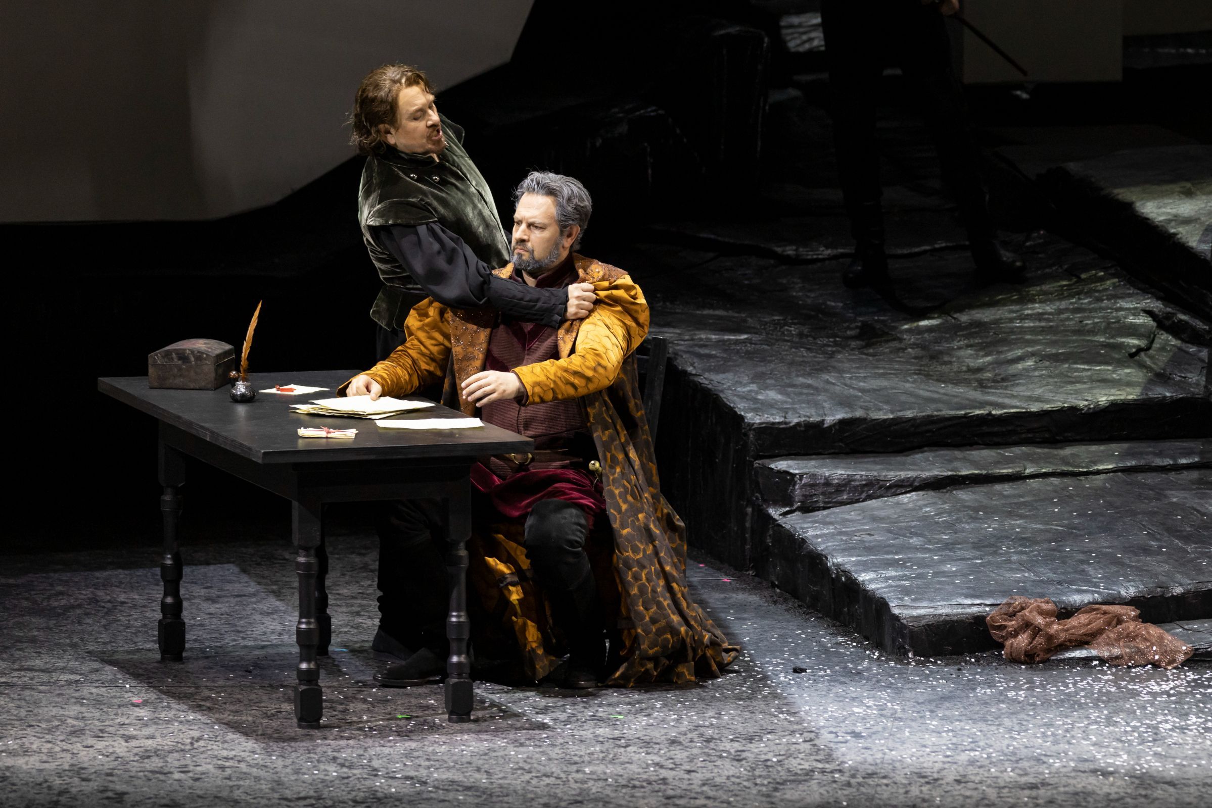 Franco Vassallo (Don Carlo), Evgeny Stavinsky (Don Ruy Gomez de Silva) &copy; Miguel Lorenzo &amp; Mikel Ponce | Les Arts