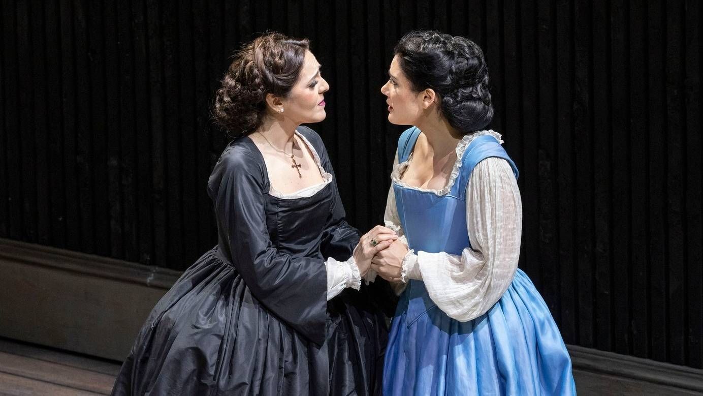 Maria Agresta (Anna Bolena) and Annalisa Stroppa (Giovanna Seymour) © Luciano Romano
