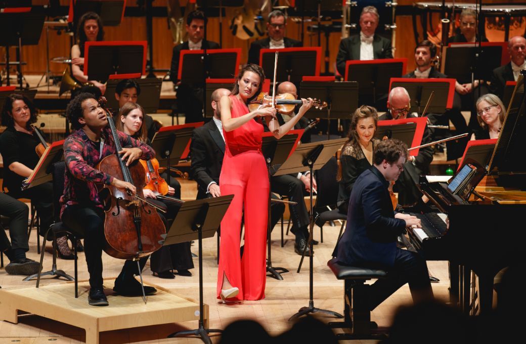 Sheku Kanneh-Mason, Nicola Benedetti and Benjamin Grosvenor with the Philharmonia © Andy Paradise | Philharmonia Orchestra