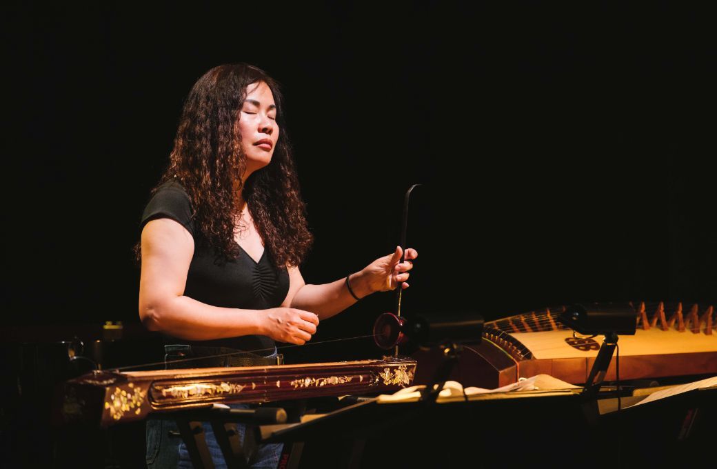 V&acirc;n-&Aacute;nh Vanessa V&otilde; plays the đ&agrave;n bầu in <i>Bound</i> &copy; Sunny Martini