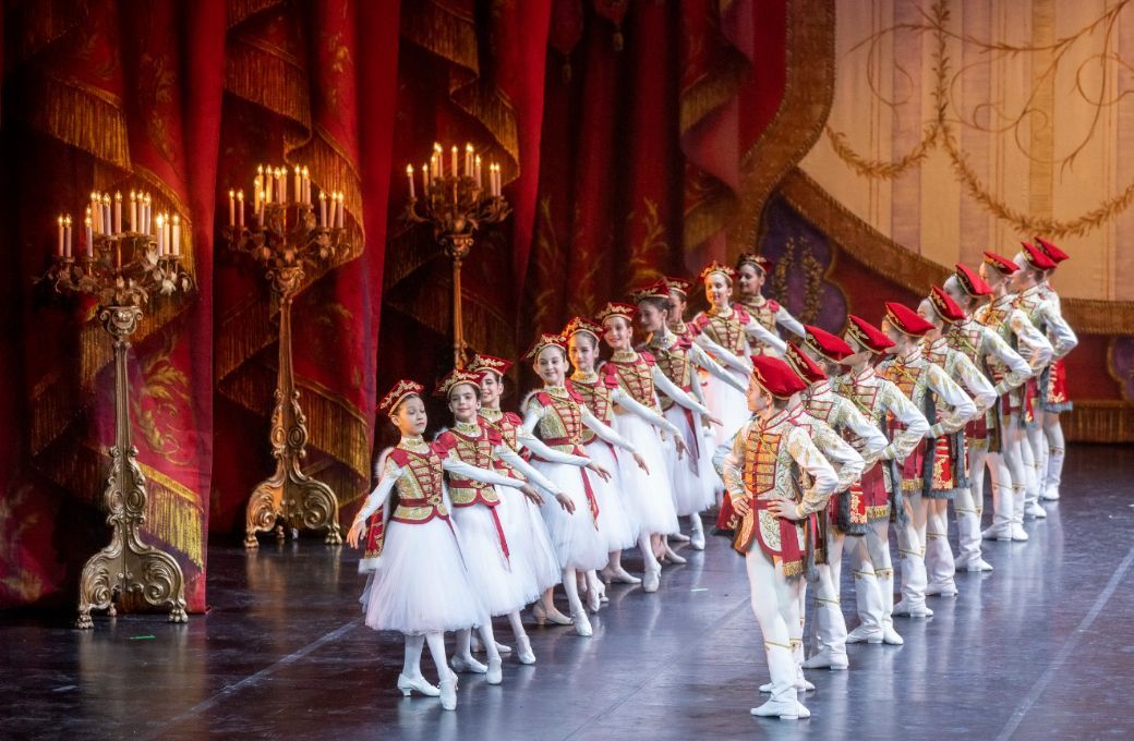 Students of the Hungarian National Ballet Institute in <i>Paquita</i> &copy; Peter Rakossy