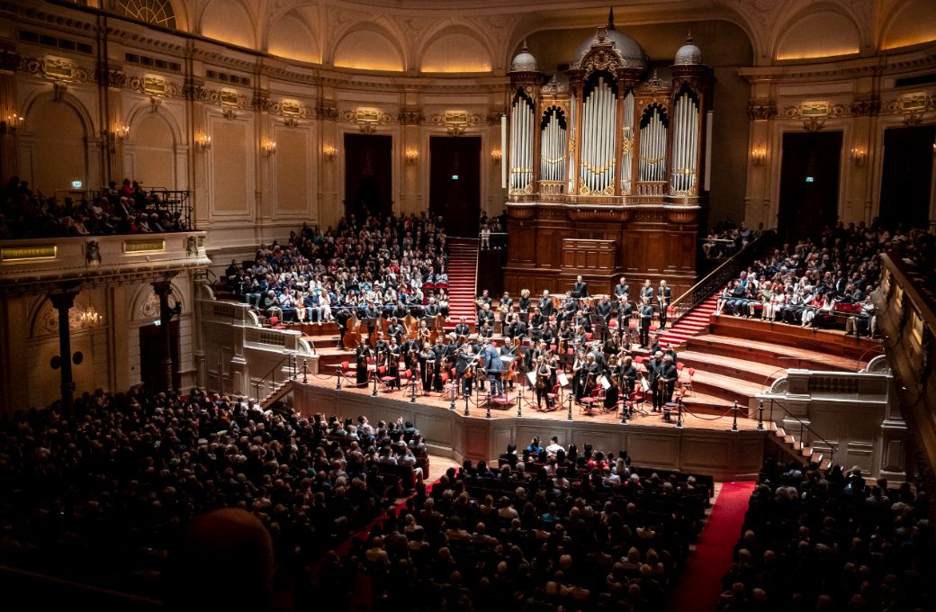Andris Nelsons and the Mahler Chamber Orchestra in the Concertgebouw &copy; Holger Talinski | Mahler Chamber Orchestra