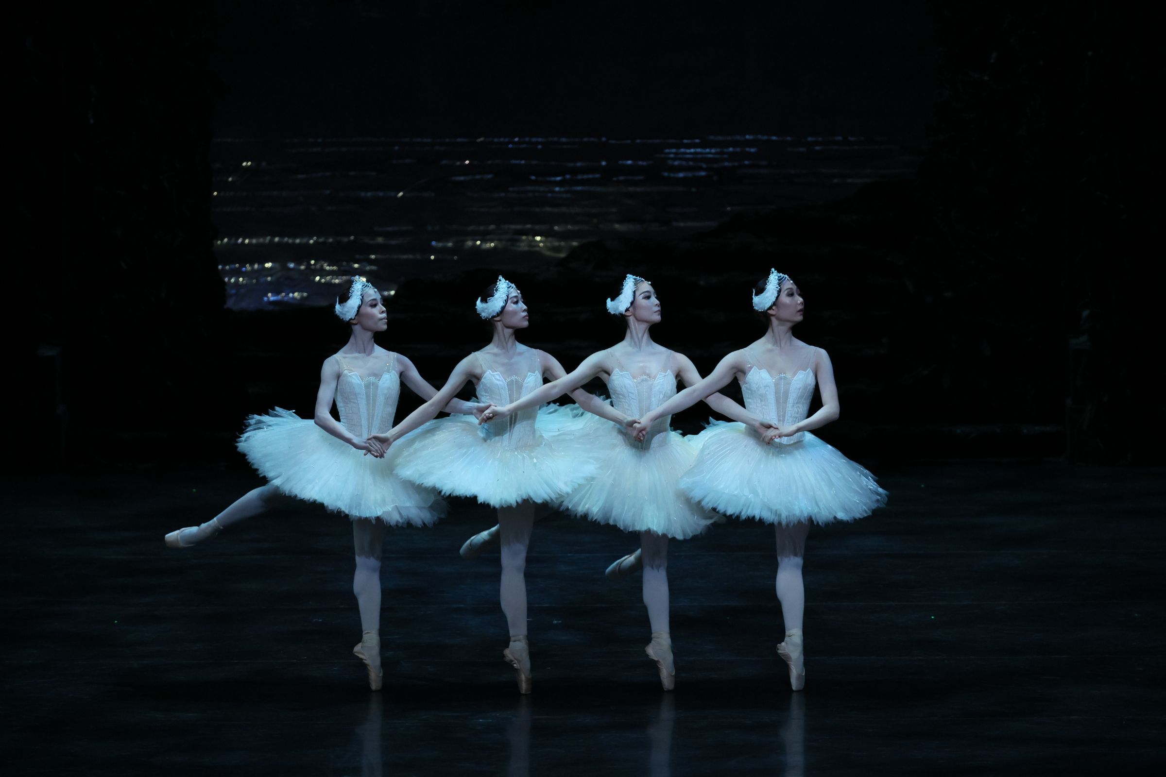 Risako Ikeda, Haruka Soutome, Mikuri Hirokawa, Saya Ikeda as Cygnets in Peter Wright's <i>Swan Lake</i> &copy; Kiyonori Hasegawa