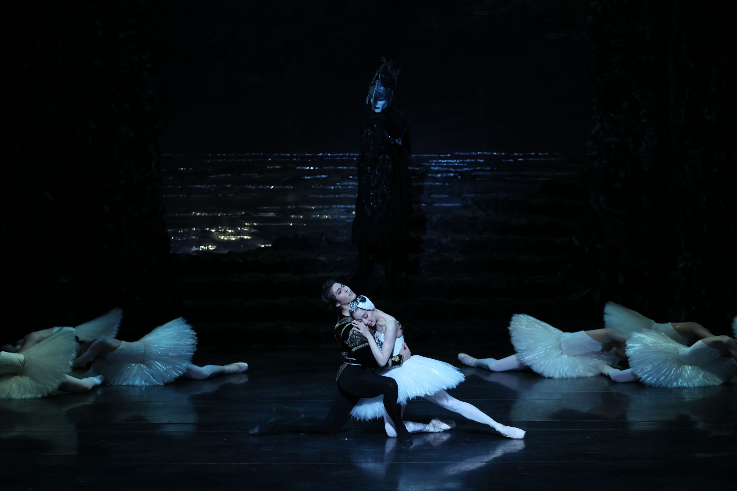 Yui Yonezawa (Odette), Yudai Fukuoka (Prince Siegfried), Masahiro Nakaya (Rothbart) in <i>Swan Lake</i> &copy; Kiyonori Hasegawa