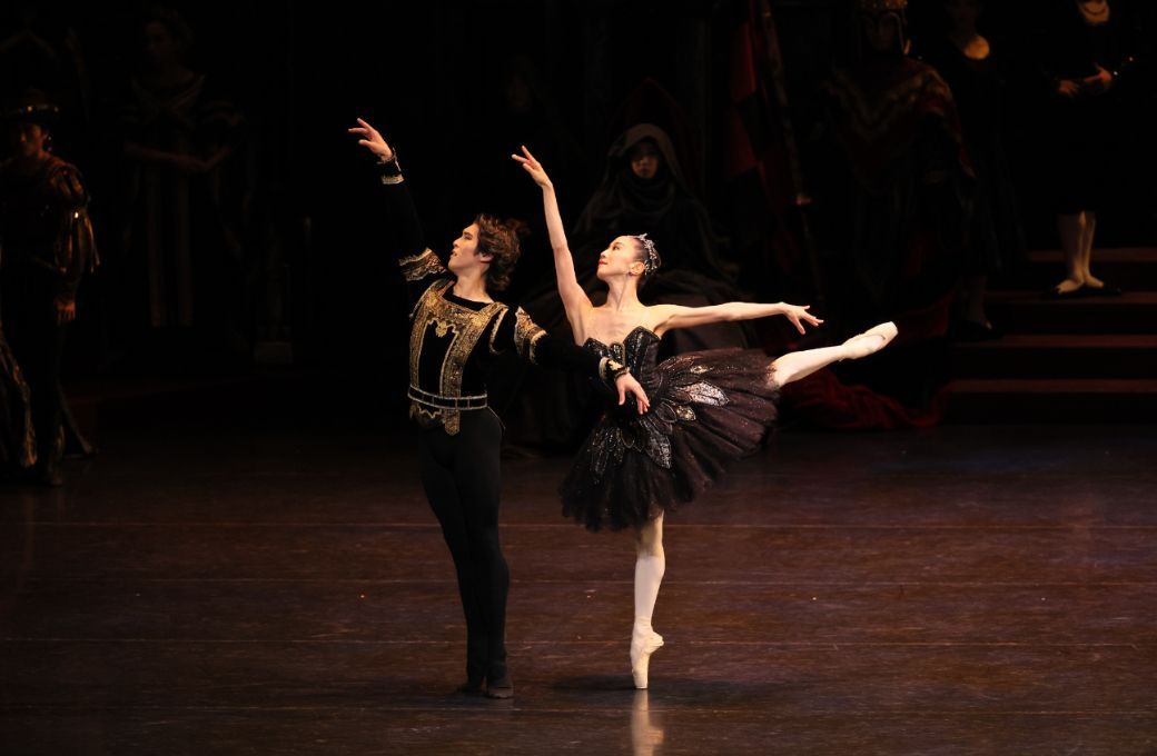 Yui Yonezawa (Odile), Yudai Fukuoka (Prince Siegfried) in Act 3 <i>Swan Lake</i> &copy; Kiyonori Hasegawa