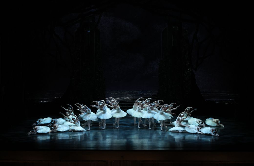 National Ballet of Japan in Act 4 of Peter Wright's <i>Swan Lake</i> &copy; Kiyonori Hasegawa