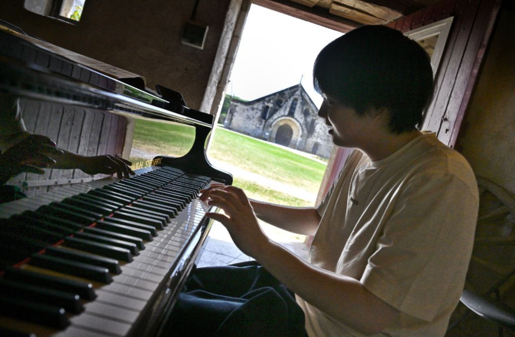 Mao Fujita en r&eacute;p&eacute;tition avant son concert &agrave; la Grange de Meslay &copy; G&eacute;rard Proust