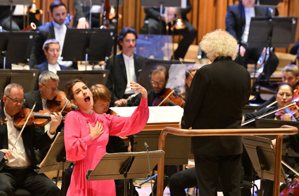 Faustine de Monès, Sir Simon Rattle and the London Symphony Orchestra © LSO | Mark Allan