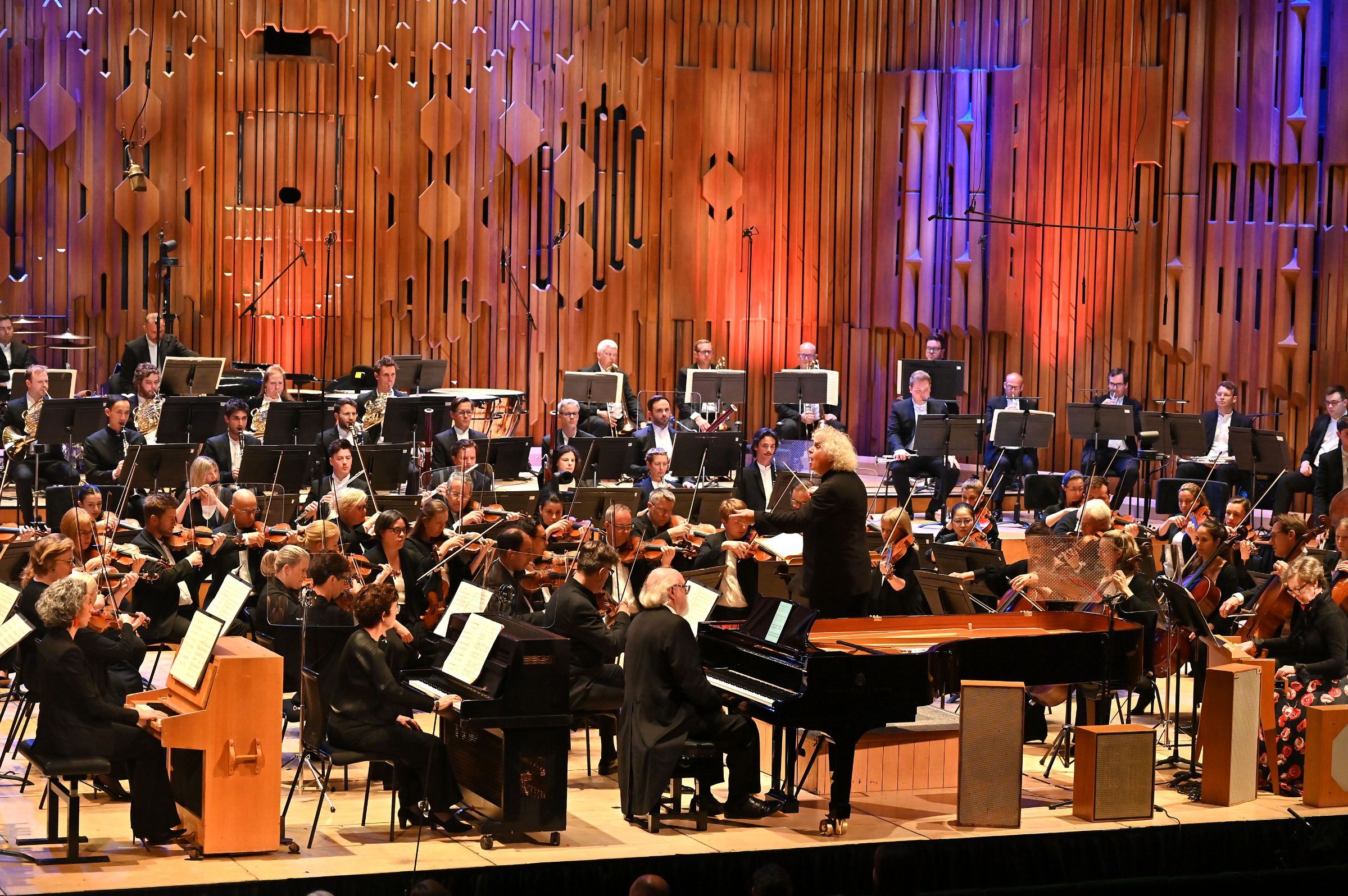 Sir Simon Rattle conducts the London Symphony Orchestra &copy; LSO | Mark Allan