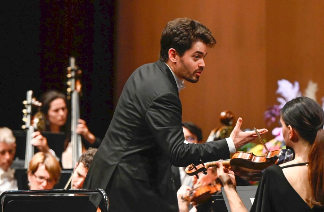Lahav Shani dirigiert das Rotterdam Philharmonic Orchestra &copy; Andrea Kremper