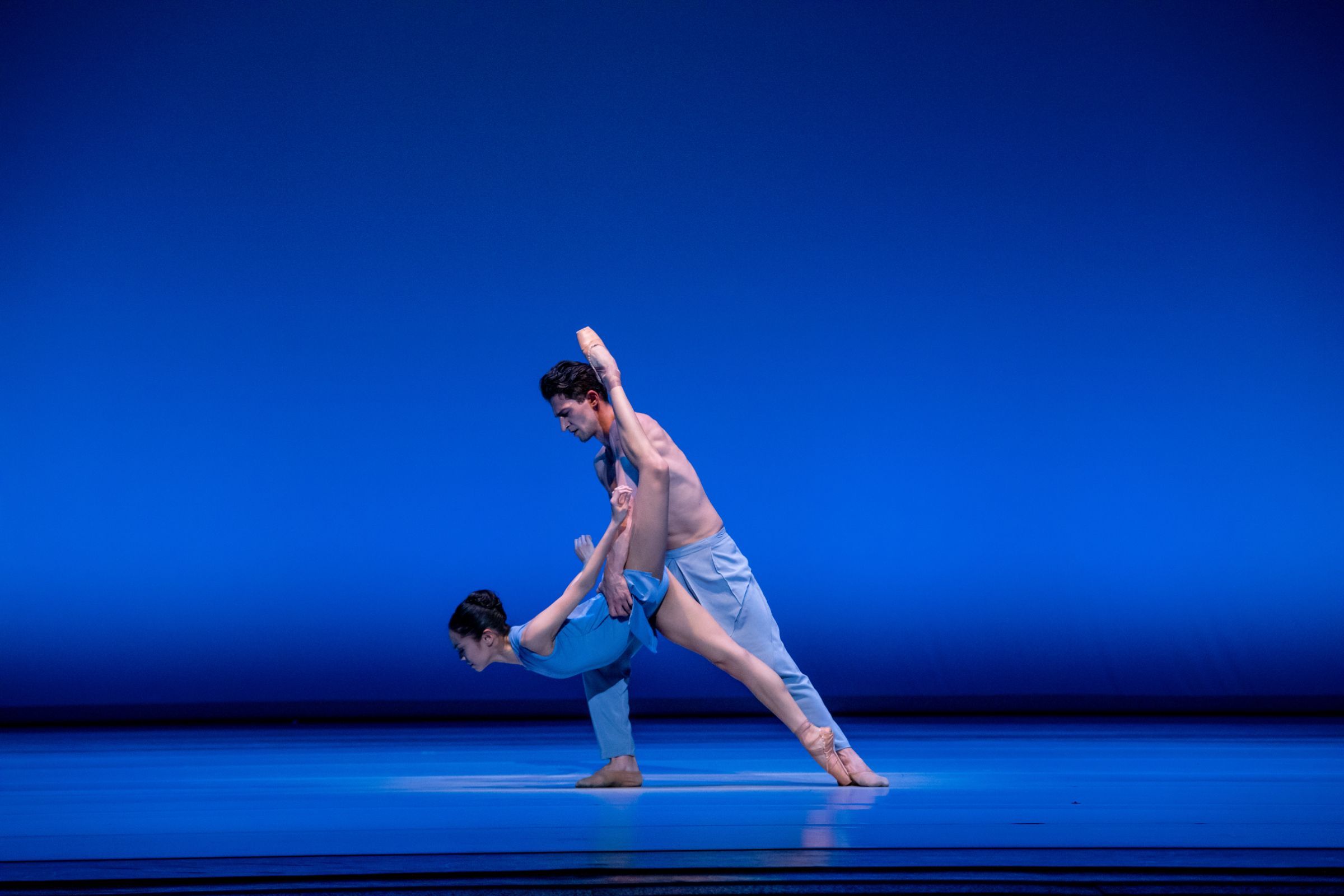Jeraldine Mendoza and Temur Suluashvili in <i>Yonder Blue</i> for Joffrey Ballet © Cheryl Mann