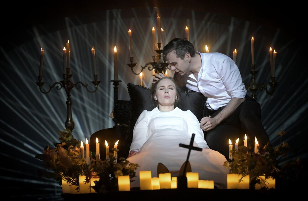 Benjamin Bernheim (Roméo), Elsa Dreisig (Juliette) © Opéra national de Paris | Vincent Pontet