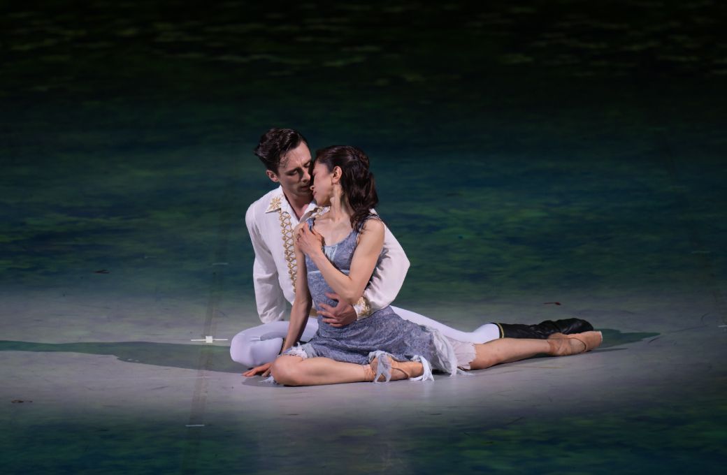 Erina Takahashi as Cinderella and Francesco Gabriele Frola as Prince Guillaume in <i>Cinderella</i> © ASH