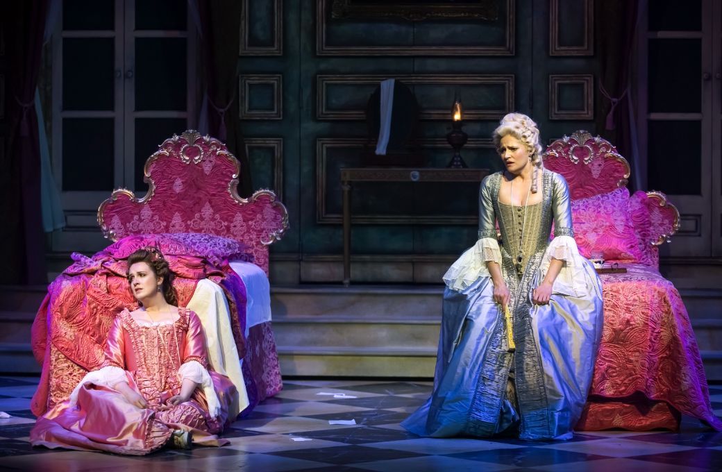Kitty Whately (Dorabella) and Samantha Clarke (Fiordiligi) © Craig Fuller