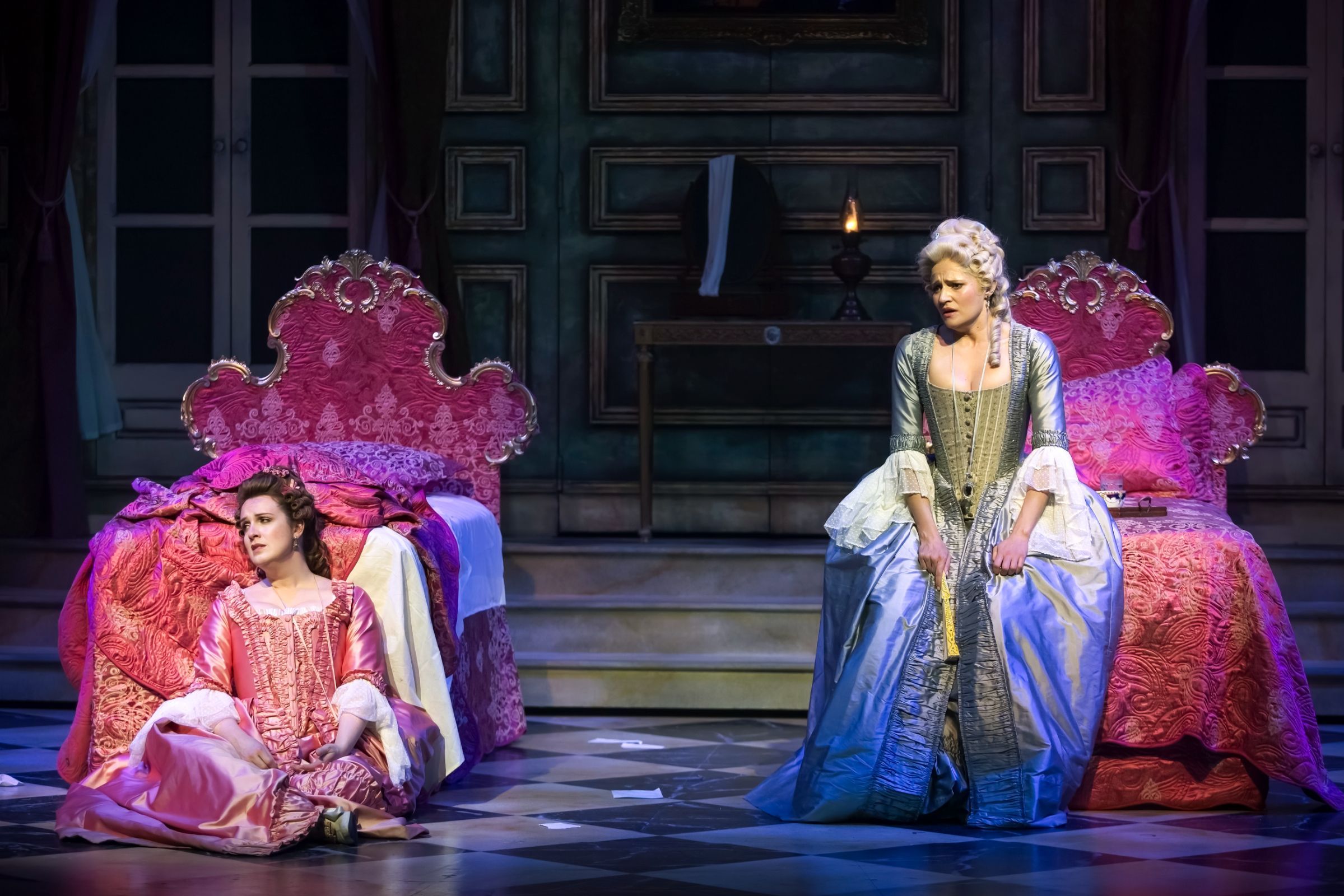 Kitty Whately (Dorabella) and Samantha Clarke (Fiordiligi) © Craig Fuller