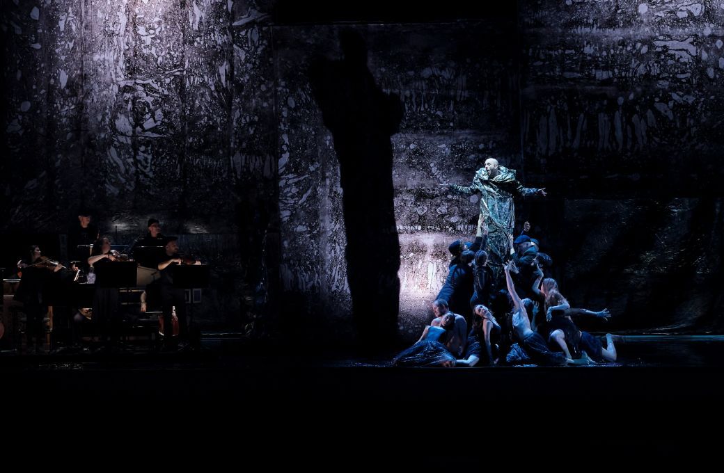 El conjunto Les Arts Florissants, Renato Dolcini (Aeneas) y bailarines &copy; Paco Amate | Gran Teatre del Liceu