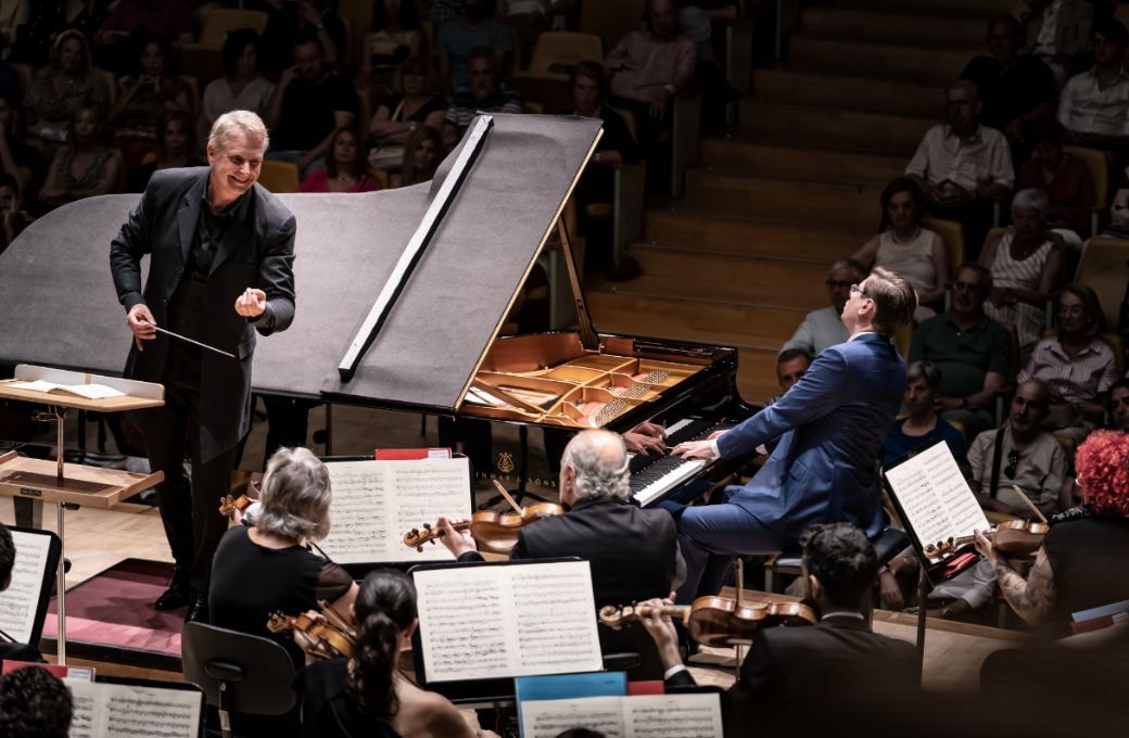 Alexander Liebreich al frente de la Orquesta de València y Víkingur Ólafsson © Live Music Valencia