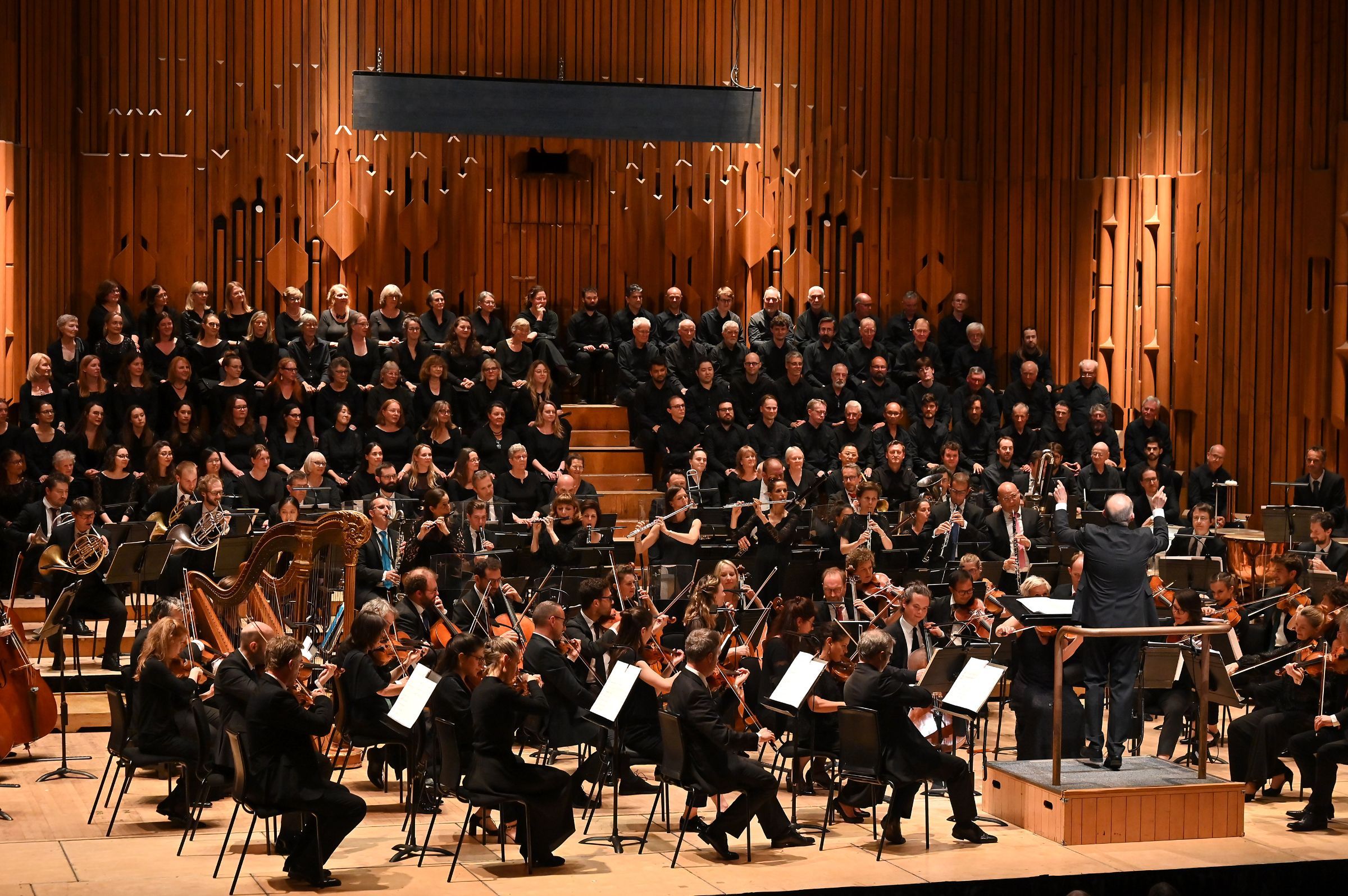 François-Xavier Roth conducts the London Symphony Chorus and Les Siècles &copy; Mark Allan | Barbican
