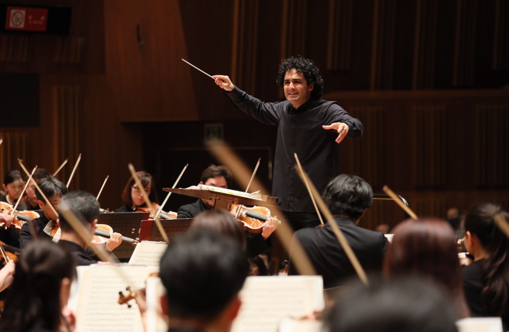 Kerem Hasan conducts the Yomiuri Nippon Symphony Orchestra © Yomiuri Nippon Symphony Orchestra | Photographer: Takashi Fujimoto