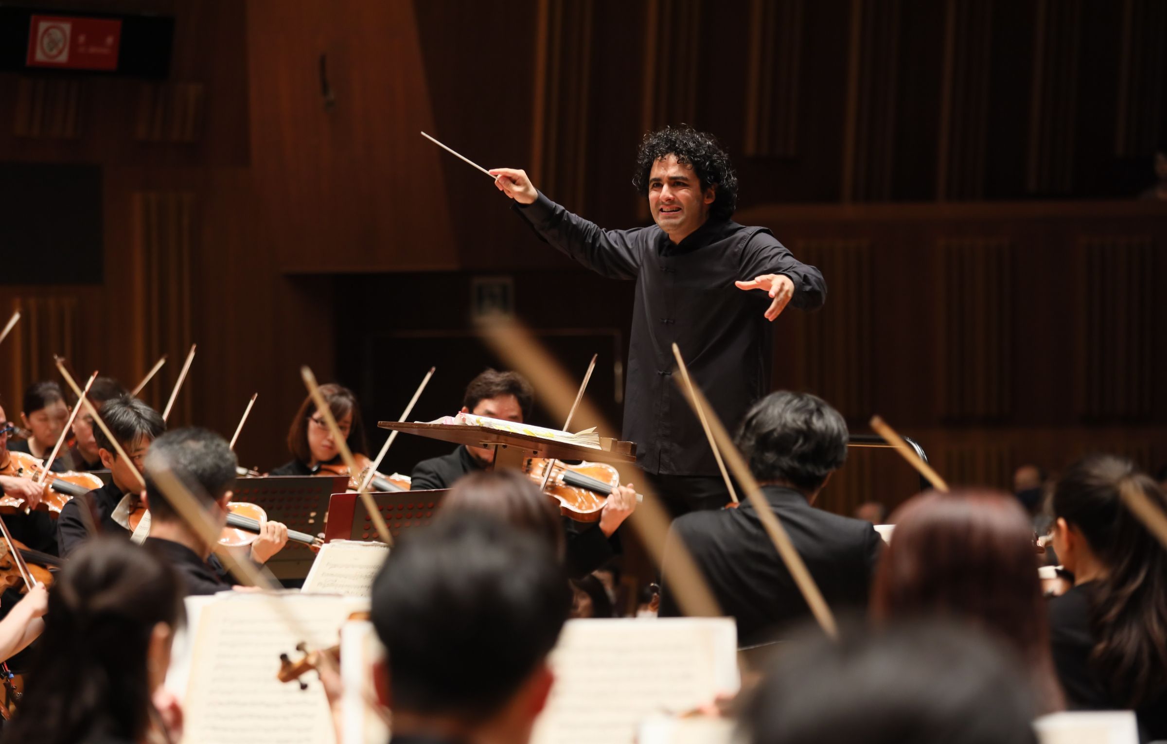 Kerem Hasan conducts the Yomiuri Nippon Symphony Orchestra &copy; Yomiuri Nippon Symphony Orchestra | Photographer: Takashi Fujimoto
