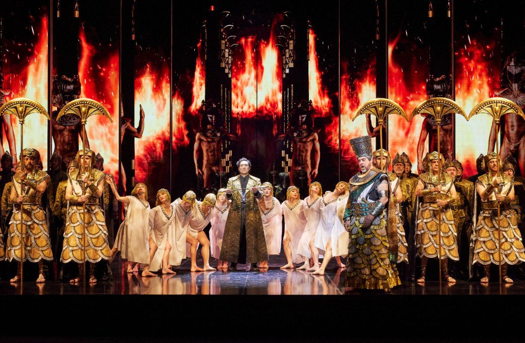 Najmiddin Mavlyanov (Radamès), Roberto Scandiuzzi (Ramfis) and Opera Australia Chorus and dancers © Keith Saunders