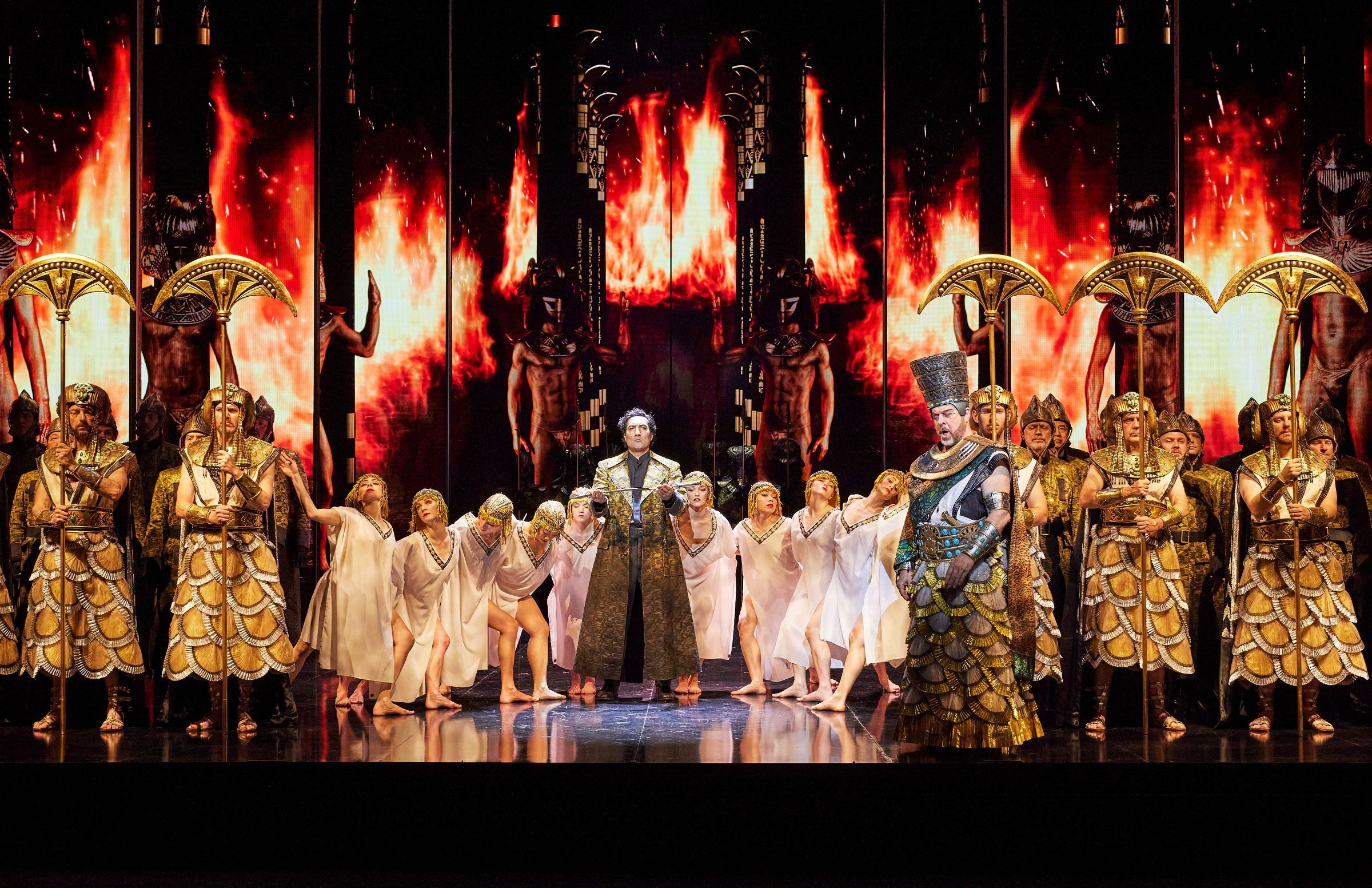 Najmiddin Mavlyanov (Radamès), Roberto Scandiuzzi (Ramfis) and Opera Australia Chorus and dancers © Keith Saunders