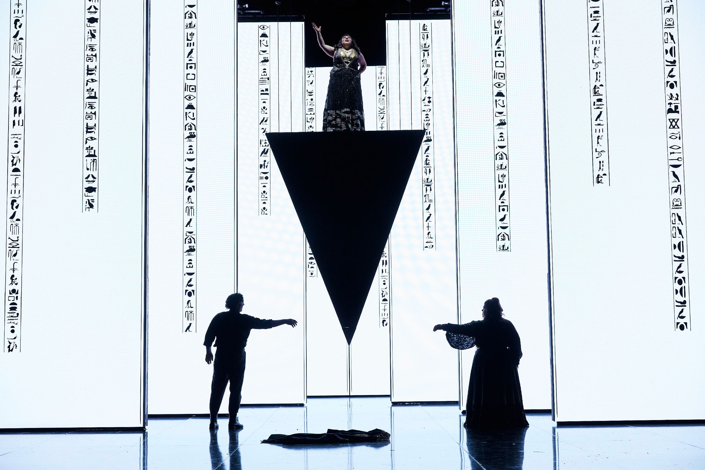 <i>Aida</i>, Act 4 finale © Keith Saunders