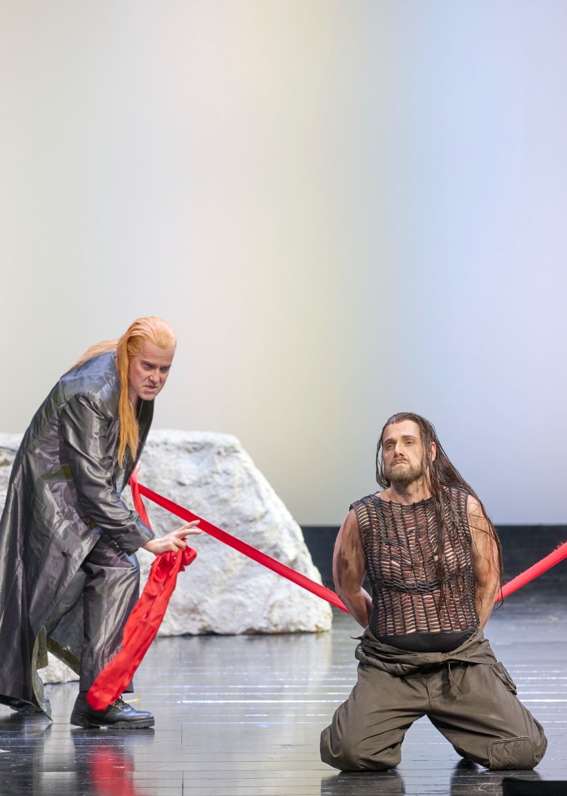 Michael Laurenz (Loge) and Michael Nagy (Alberich) © Wiener Staatsoper | Michael Pöhn