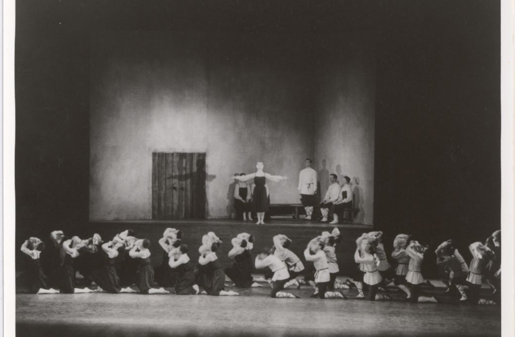The Ballets Russes perform <i>Les Noces</i> (<i>Svadebka</i>) at the Teatro Colón, Buenos Aires, 1923 © Public Domain | Library of Congress